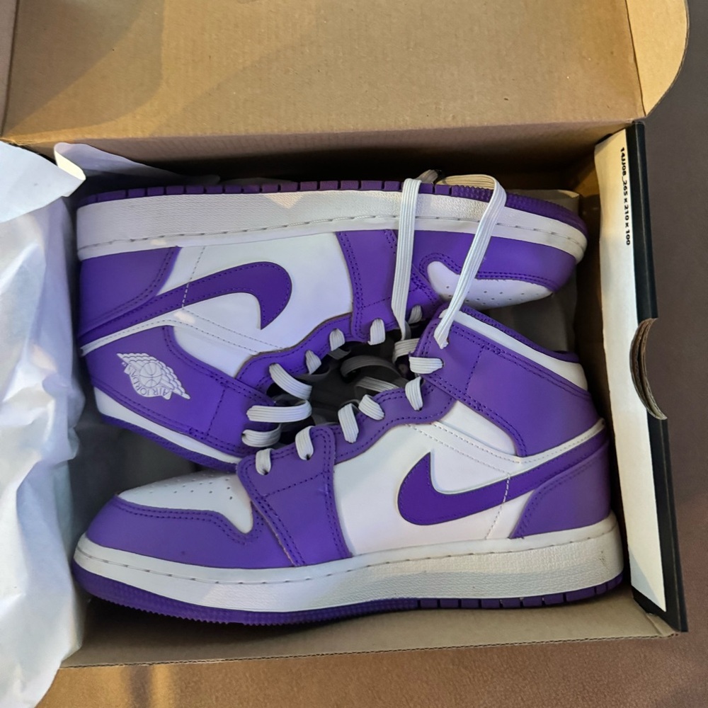 Air Jordan one mid (GS)- Like New